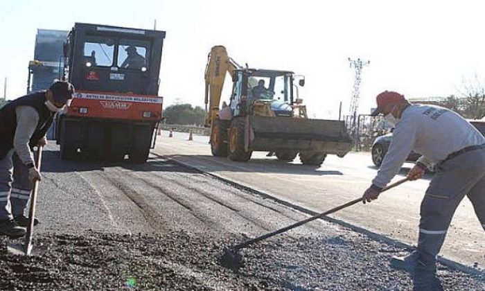 Antalya Büyükşehir Belediyesi Serik Caddesi Gebiz Yolu kesişim kavşağını düzenliyor
