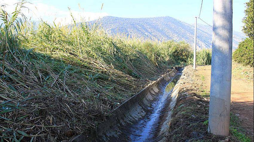 Antalya Büyükşehir Belediyesi sulama kanallarını temizliyor