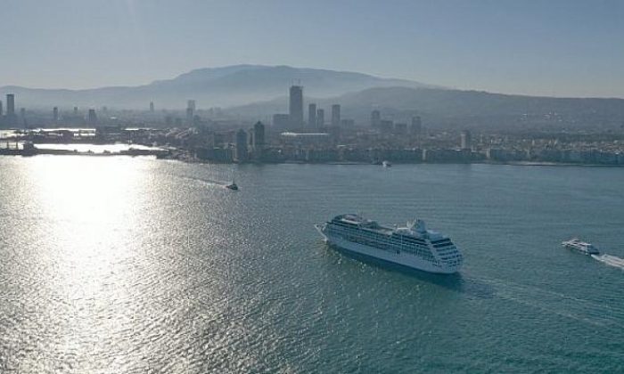 Başkan Soyer 6 yıl aradan sonra İzmir’e gelen ilk kruvaziyeri karşıladı