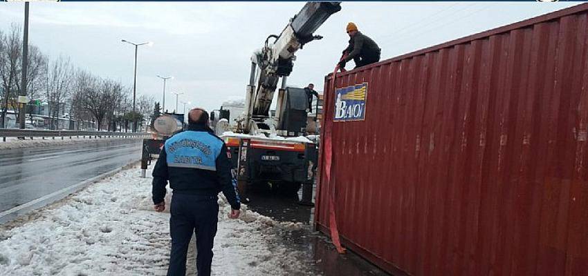 Devrilen konteynere zabıta müdahalesi