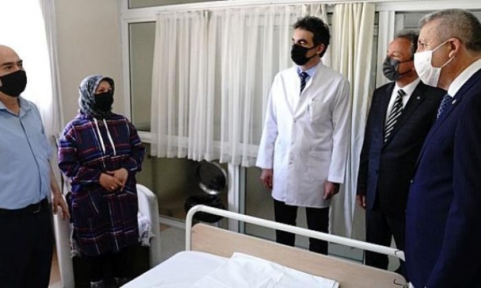 Göğüs boşluğundan 5 kilo ve 35 santimlik dev tümör çıkarıldı