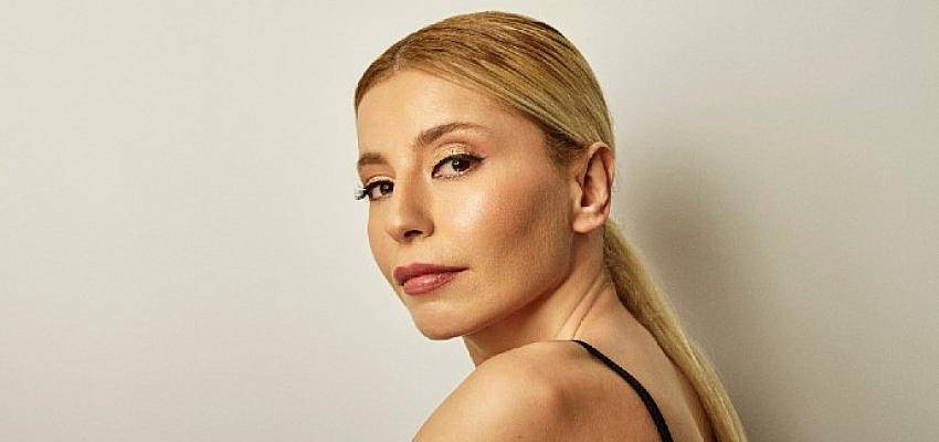 Güçlü kadın şarkılarının söz yazarı Nehir Kıyıcı ile 90’lara yolculuk