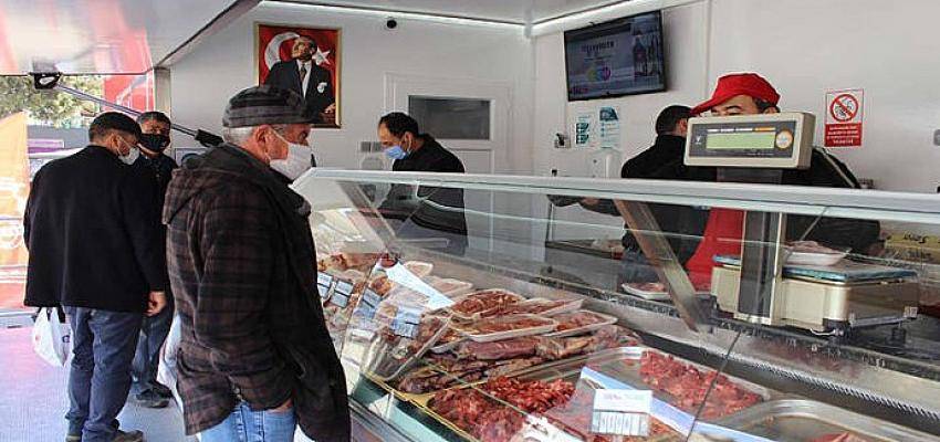 Halk Et Satış Tırında bir ayda 6385 vatandaşa 14 bin 396 kg et ürünü satıldı