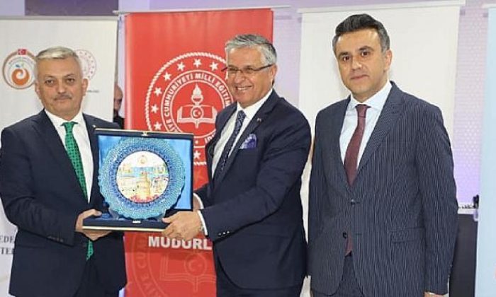 Kemer Belediye Başkanı Necati Topaloğlu’na Anlamlı Plaket