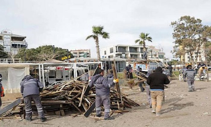 Konyaaltı sahilinde görüntü kirliliğine neden olan yapılar kaldırıldı