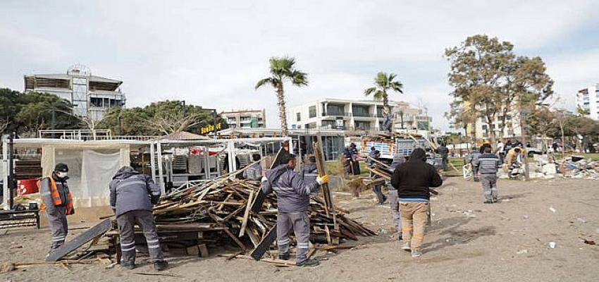 Konyaaltı sahilinde görüntü kirliliğine neden olan yapılar kaldırıldı