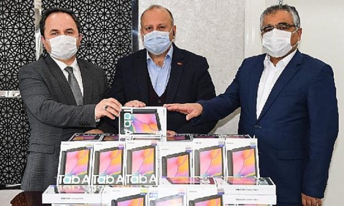 Ünye Belediyesi’nden imkanı olmayan öğrencilere tablet desteği