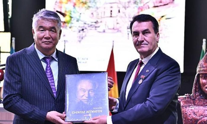 TÜRKSOY’dan Dündar’a Onur Madalyası