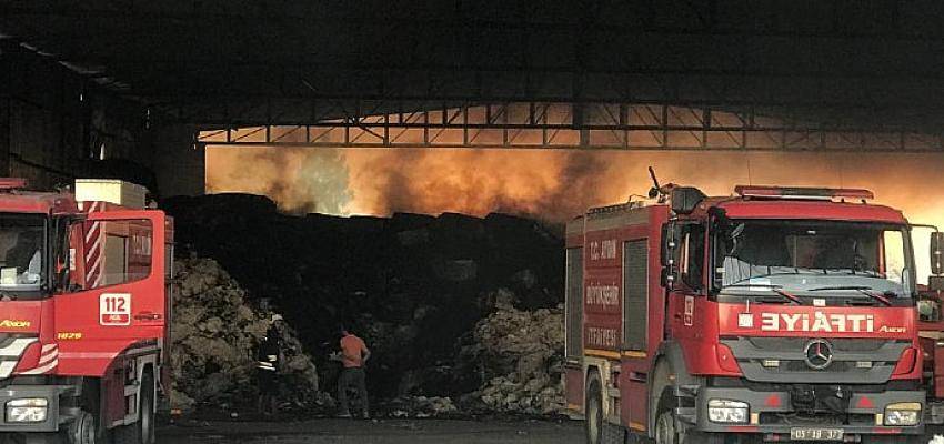 Aydın Büyükşehir Belediyesi İtfaiyesi’nden fabrika yangınına hızlı müdahale