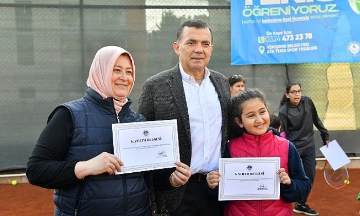 Çay saatinde tenis öğrenen 140 bayan sertifikasını aldı