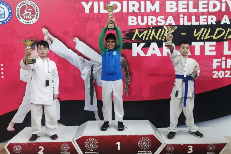 Çayırovalı karateciler Bursa’dan kupa ve madalyalarla döndü