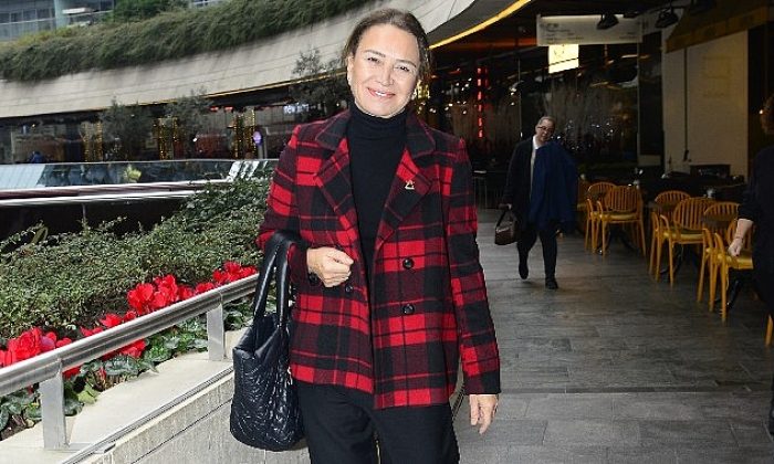 Demet Akbağ dostlarıyla Kanyon’da görüntülendi