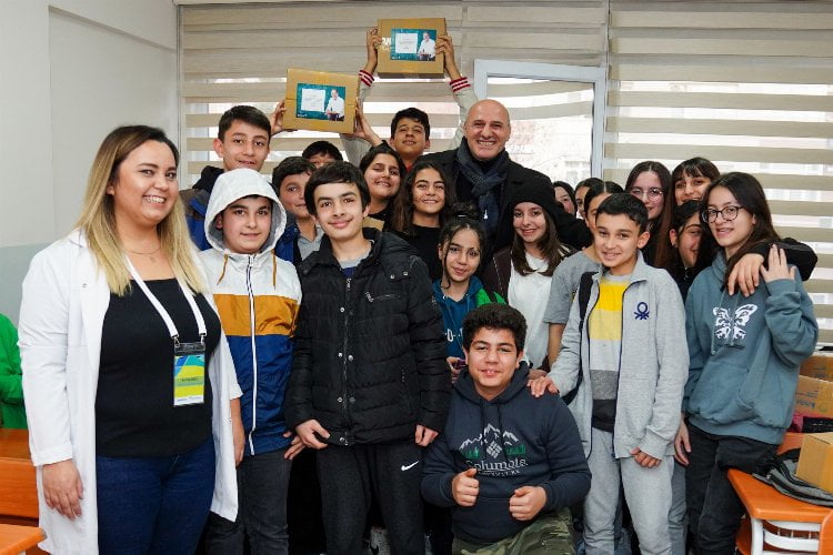 İstanbul Beylikdüzü’nde öğrencilere kitap dayanağı