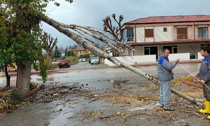 Kemer’de şiddetli yağmur ve fırtına
