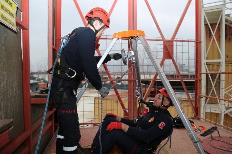 Kocaeli’de stajyerler itfaiyeciler mesleğe hazırlanıyor