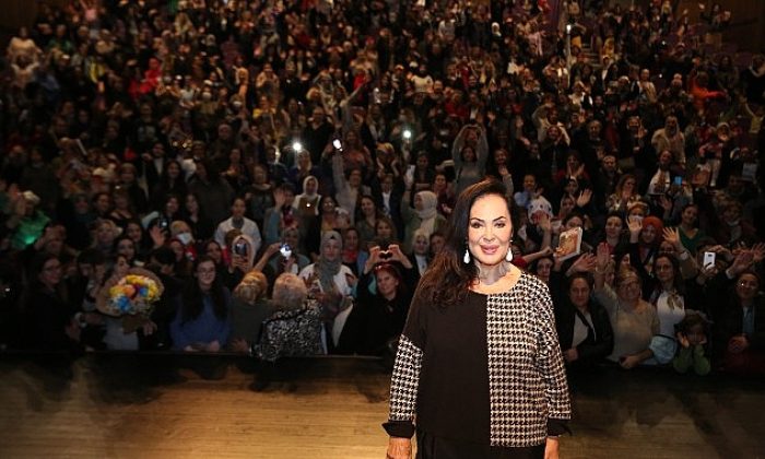 Küçükçekmece’de Türkan Şoray’a Sevgi Seli – ”Sultan” Tezahüratları İle Karşılandı: Sevginin İsmi Türkan Şoray
