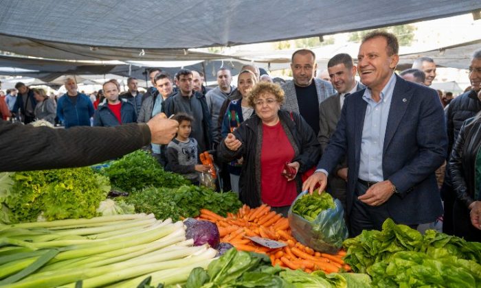Lider Seçer pazar esnafını dinledi