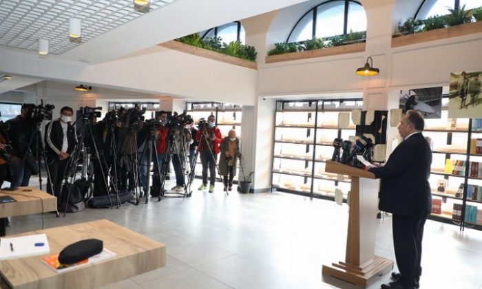 Mustafa Yalçın’dan gazetecilere takdir