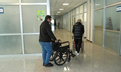 Van Büyükşehir Belediyesi, düşük gelirli 12 engelli vatandaşa tekerlekli sandalye ikram etti