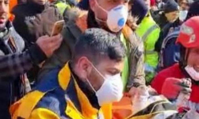 2 aylık bebek 128 saat sonra enkazdan sağ çıkarıldı