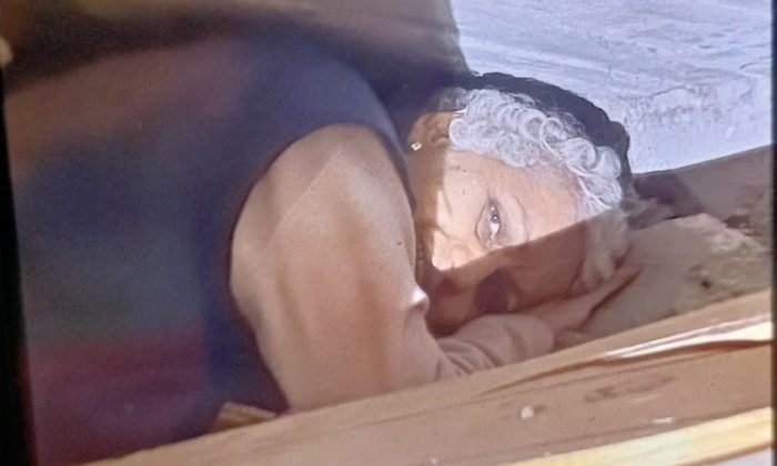 66 yaşındaki bayan 40 saat sonra enkazdan kurtarıldı
