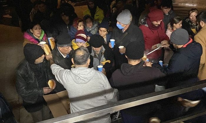 Antalya Büyükşehir Belediyesi Hatay’da Çadırkent Kurdu: Taşınabilir Aşevi ile yemek ve çay ikramında bulunuluyor
