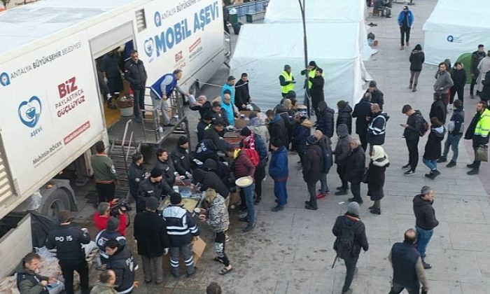 Antalya Büyükşehir Hatay’da yaraları sarmak için canla başla çalışıyor