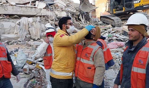Antalya Büyükşehir sıhhat grupları depremzedelerin yaralarını sarıyor