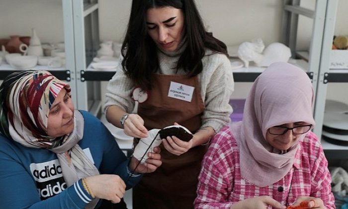 Bayanlar Depremzede Çocuklar İçin Bez Bebek Yapıyor