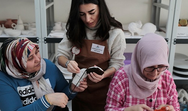 Bayanlar Depremzede Çocuklar İçin Bez Bebek Yapıyor