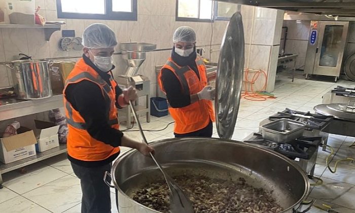 Buca Belediyesi afet bölgesinde taşınabilir mutfak kurdu