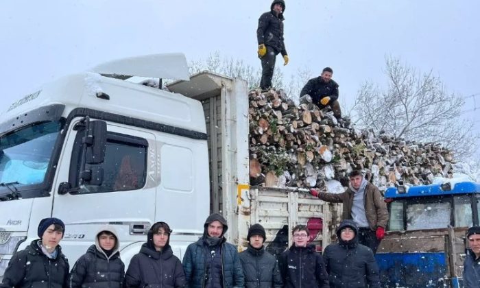 Bursa İnegöllü gençler depremzedelerin yüreklerini ısıttı