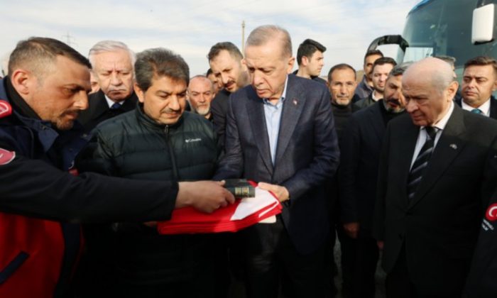 Cumhurbaşkanı Erdoğan’a Adıyaman’da Türk Bayrağı ve Kur’an-ı Kerim
