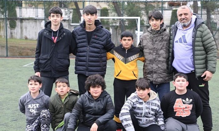 Depremzede çocuklar futbol oynayarak moral depoluyor