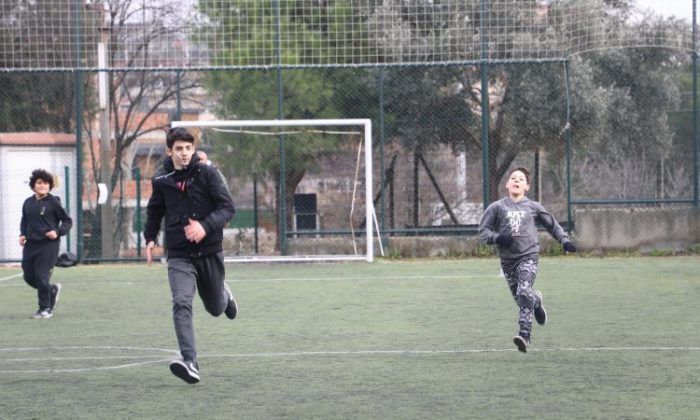 Depremzede çocuklar futbolla moral depoluyor