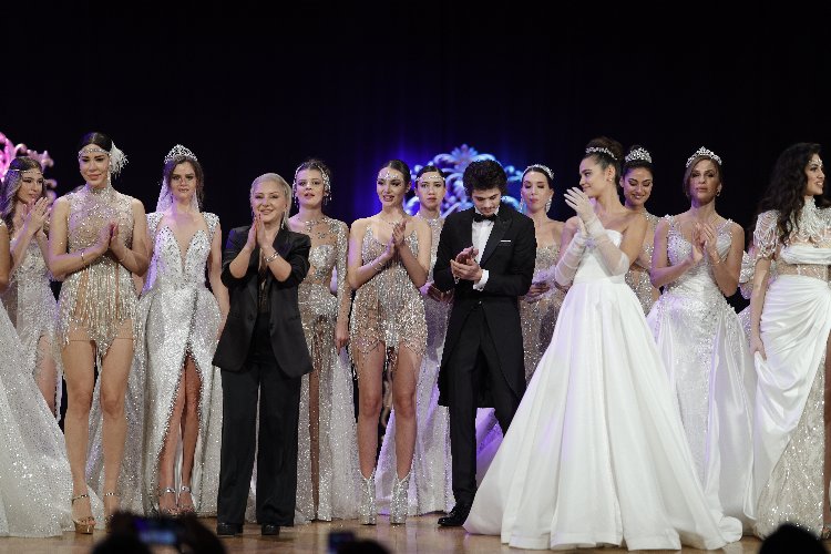 Dilek Özdemir’den harika tiyatral defile