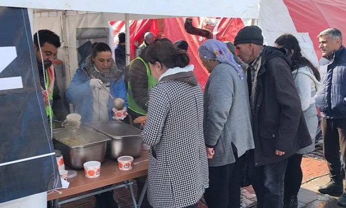 Efes Selçuk Belediyesi Malatya’da Yemek ve Toplumsal Market Çadırı Kurdu