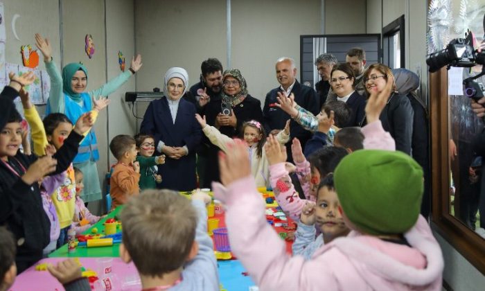 Emine Erdoğan’dan Gaziantep’te depremzedelere ziyaret