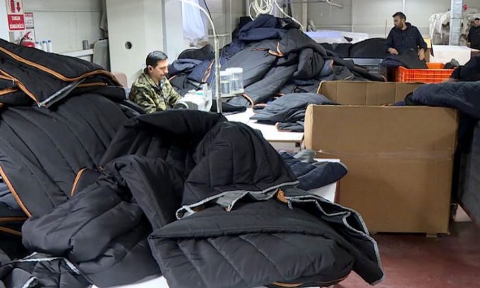 Endüstricinin sarsıntı fedakârlığı… İşlerini bırakıp tulum üretiyorlar