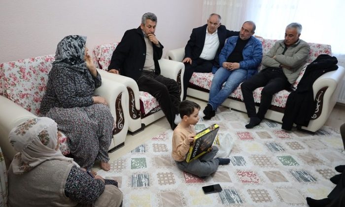 Esat Öztürk’ten depremzedelere ziyaret