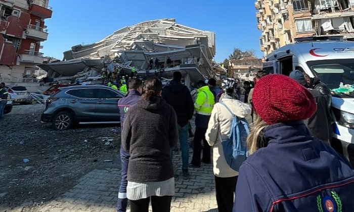 Gaziemir Belediyesi’nin sağlıkçıları depremzedelere şifa oluyor