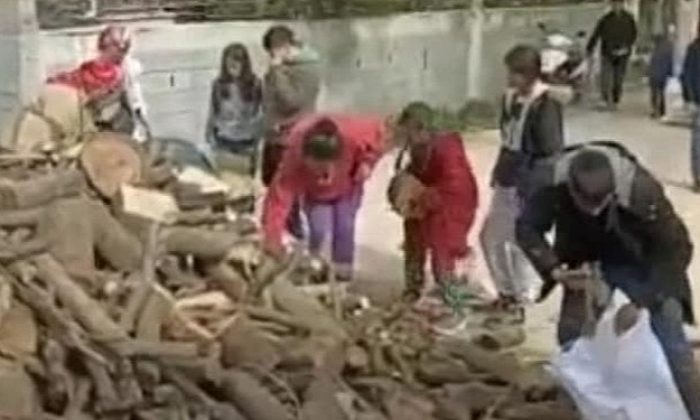 Gölcük Halkından Zelzele Bölgesine Yakacak Yardımı