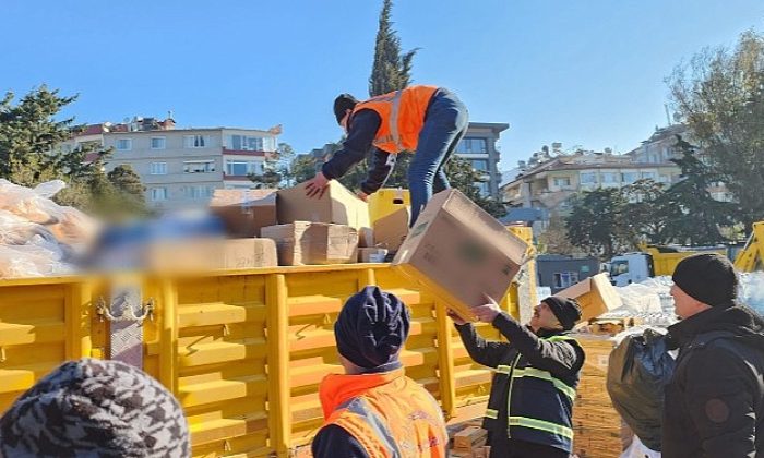 Gölcük’ten Zelzele Bölgelerine 41 Tır Yardım Gereci