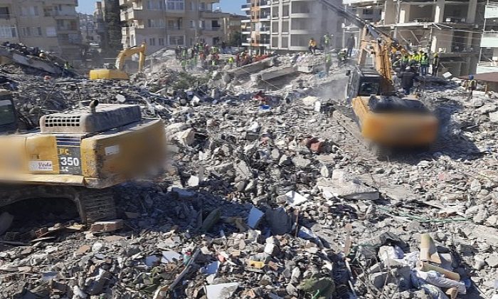 İzmir grupları zelzelenin 102. saatinde bir canı daha kurtardı