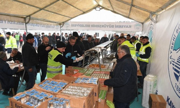 Kayseri Büyükşehir’den depremzedelere taşınabilir mutfak