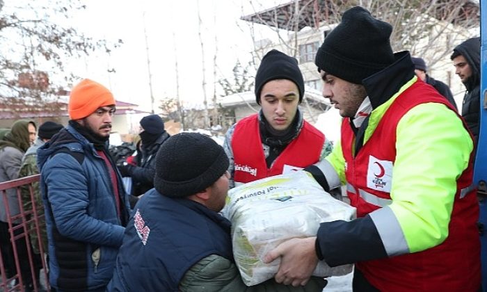 Kızılay Sıcak Yemeğin Yanı Sıra Başka Yardım Materyalleriyle de Depremzedeleri Yanında