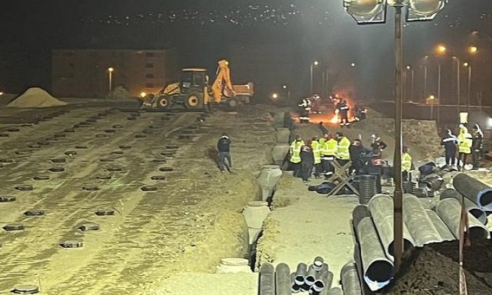 Lider ve gruplar kandili çalışarak geçirdi