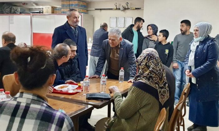 Memduh Büyükkılıç depremzedelerle buluştu