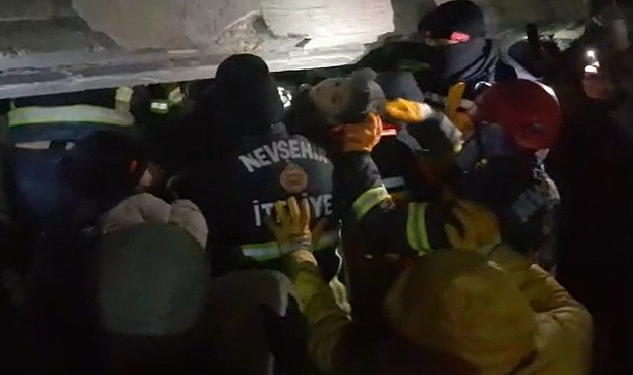 Nevşehir Belediyesi İtfaiye Müdürlüğü Takımları Kahramanmaraş’ta Yıkılan Binanın Enkazından 44 Sat Sonra Bir Çocuğu Daha Kurtardı