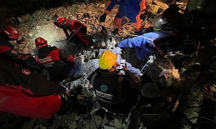 Osmangazili gruplar tıpkı aileden 3 kişiyi enkazdan sağ çıkardı